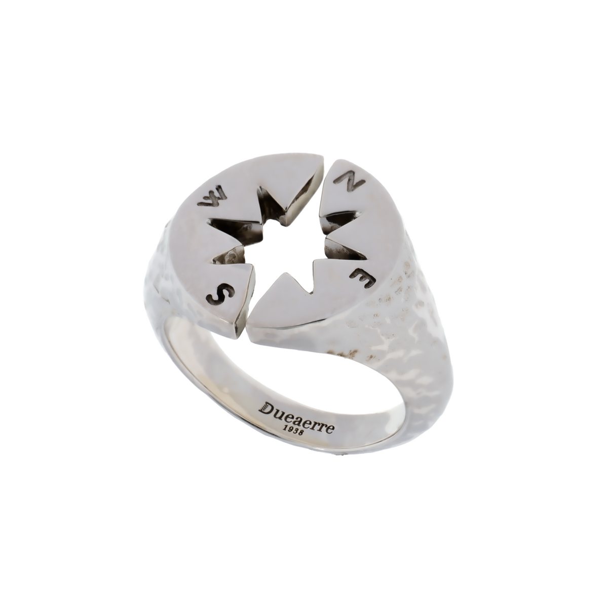 Anello chevalier rock bussola realizzato in argento 925 dal brand dueaerre 1938